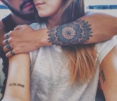  Tatouage mandala sur l'avant bras d'un homme